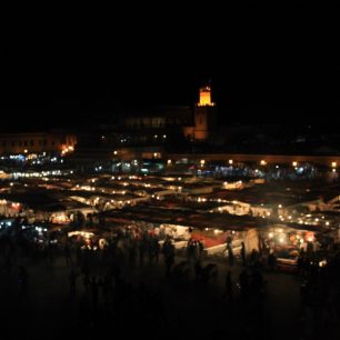 Noční pohled na náměstí Jemma el-Fna