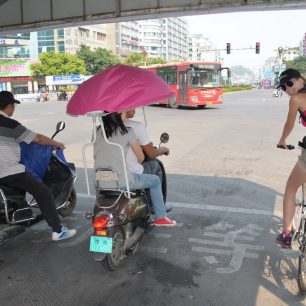 Na kole čínskými vesničkami