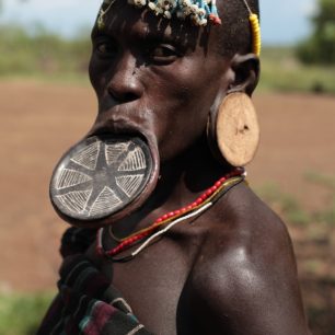 Žena kmene Mursi (Etiopie). Ženy tohoto kmene si vkládají do spodního rtu talířek. Čím větší, tím je krásnější a lépe se vdá