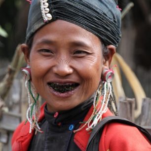 Kmen Enn (Barma). Každý, kdo má černé zuby má světlou duši. 