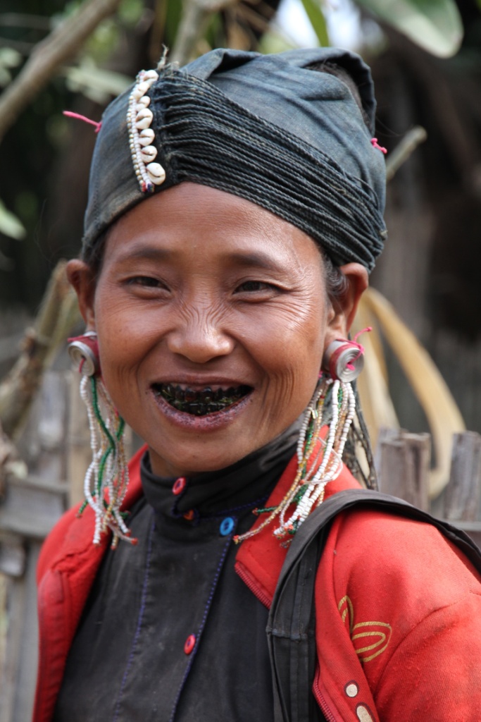 Kmen Enn (Barma). Každý, kdo má černé zuby má světlou duši. 