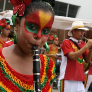 Kolumbijské národní barvy v podání účastnice karnevalu v Barranquille. 
