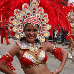 Barevnost a veselí od rána do noci - typické znaky karnevalu v Kolumbii.