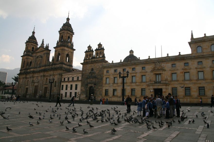 Hlavní náměstí Bogoty je spíše než turisty přeplněno holuby, což bohužel ještě umocňují prodavačky zrní.