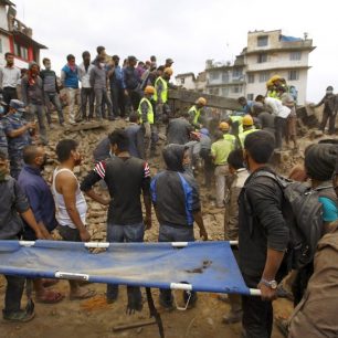 Dosud si vyžádalo 4300 obětí. REUTERS/Navesh Chitrakar