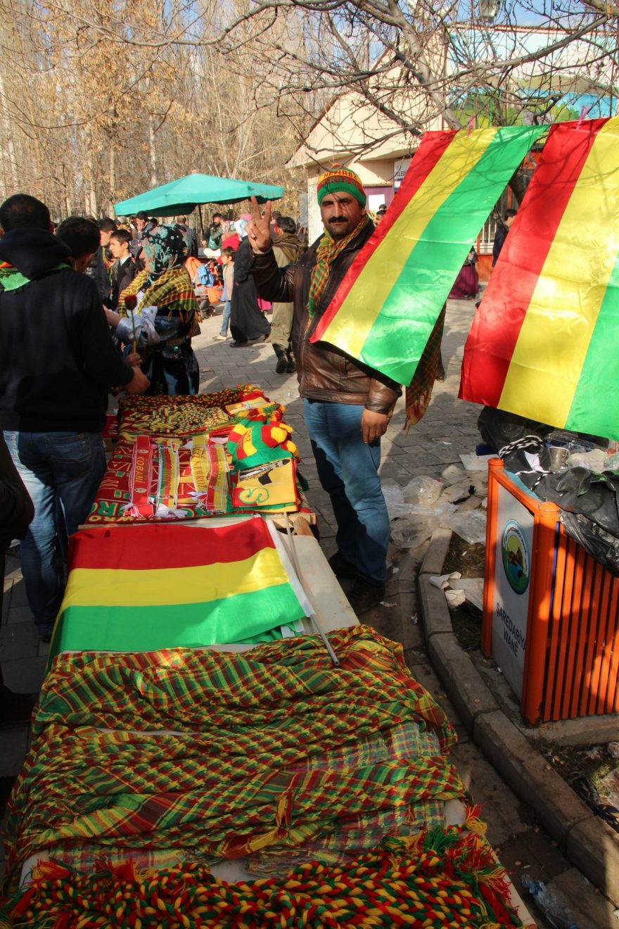 Na Newrozu je vše v kurdských barvách