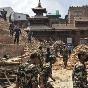 V Nepálu bylo kompletně zničených až 70 000 domů. 