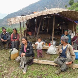 Hlouček vesničanů z vesnice Benjang