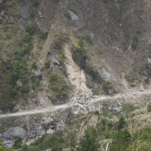 Velká část silnic v oblasti Langtangu byla poškozena nebo zavalena. Tato vede do Tibetu do vesnice Rasuwagadhi. V této oblasti bylo hlášeno několik mrtvých.