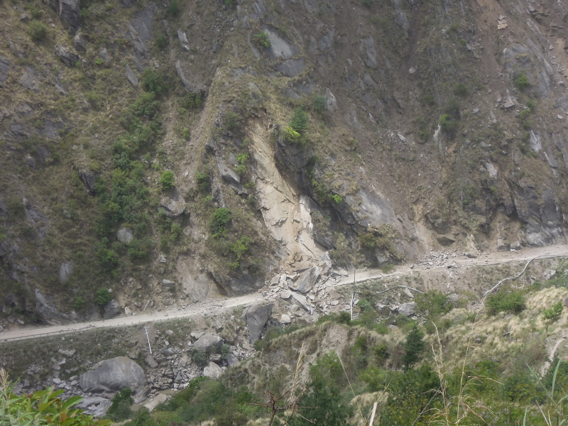 Velká část silnic v oblasti Langtangu byla poškozena nebo zavalena. Tato vede do Tibetu do vesnice Rasuwagadhi. V této oblasti bylo hlášeno několik mrtvých.