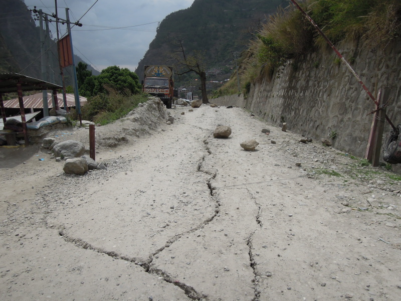 Zemětřesení silnici rozthalo