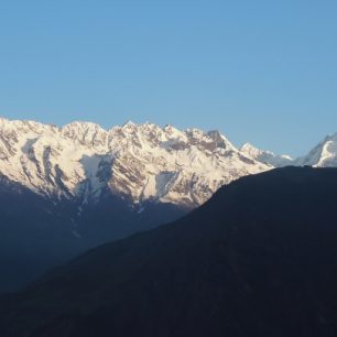 Jižní okraj skupiny Ganesh Himal, pyramida vpravo nejspíše Paldor 5.896 m, jeden z vrcholů na seznamu Nepálské horolezecké asociace (Trekking Peaks)
