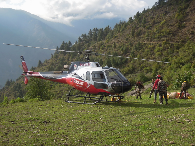 První ranní helikoptéra dovezla překvapivě nějaké jídlo, léky a provizorní přístřešky pro místní.