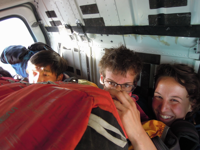 Docela zážitková let helikoptérou... 4 pasažéři vzadu, 3 vpředu a 1 zalomen napříč, celkem tedy 8 lidí! A zavazadla...