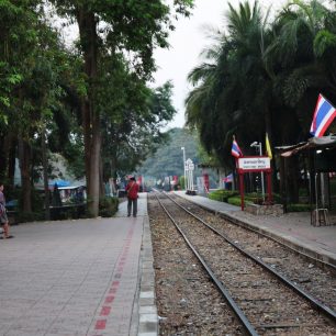 Koleje vedoucí na most nad řekou kwai