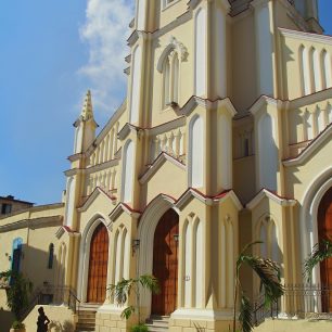 Renovovaný kostel Iglesia del Santo Angel Custodio.
