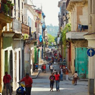 Ulice calle Cuarteles  je hezčí a hezčí.