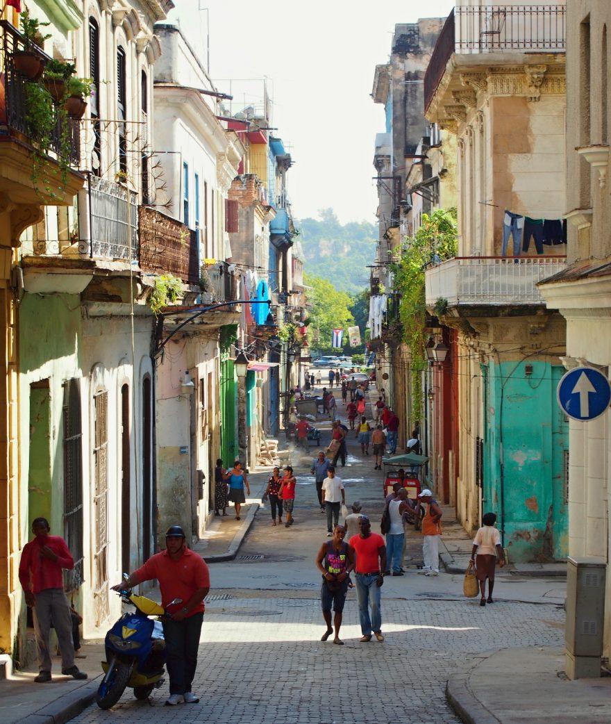 Ulice calle Cuarteles  je hezčí a hezčí.