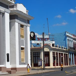 V centru Cienfuegos - dnes již se soukromými kavárnami.