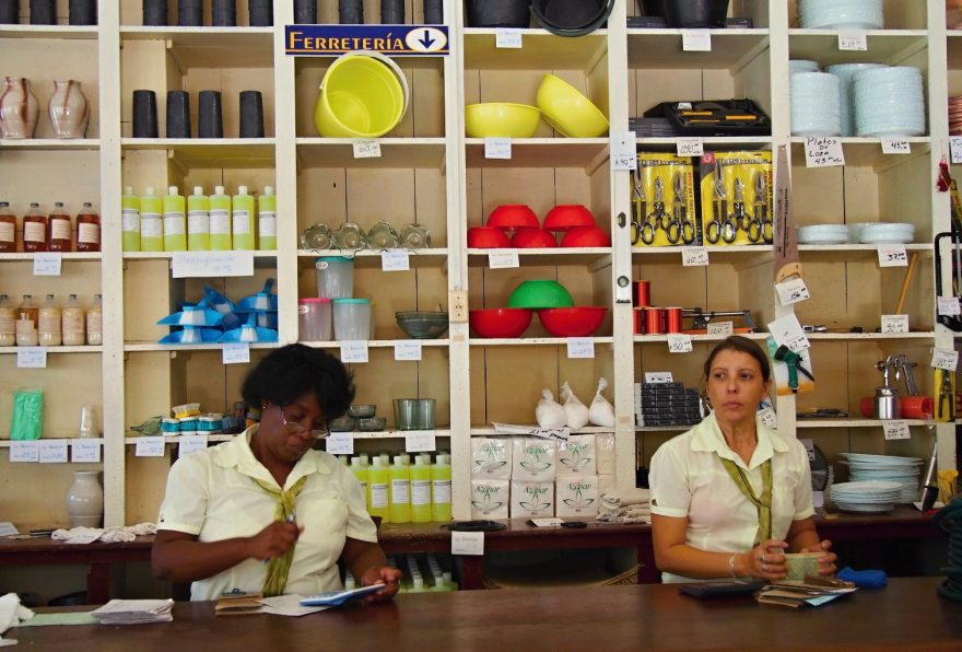 Pečlivě udržovaný státní obchod  - prodej za národní měnu CUP.