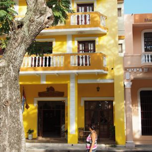 Renovovaný kostel Iglesia del Santo Angel Custodio.