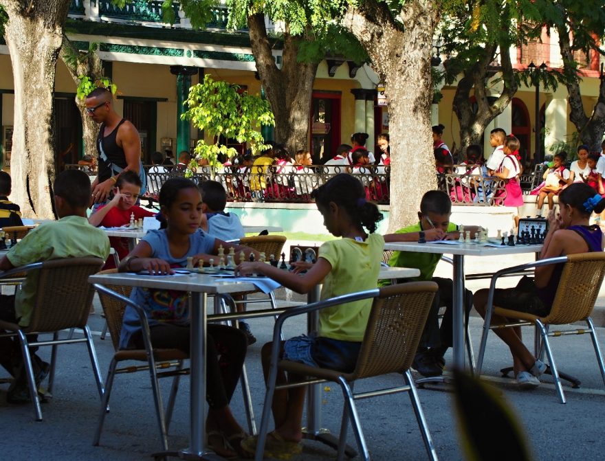 Ne, ne, nejsou to pionýři. Děti nosí uniformy a i šachový kroužek se vyučuje na ulici.