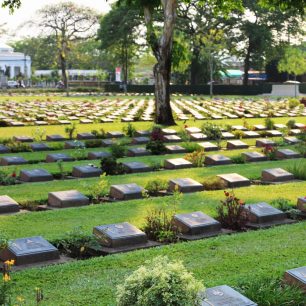 Válečných hřbitovů najdete v kanchanaburi hned několik