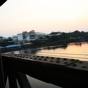 Východ slunce nad řekou