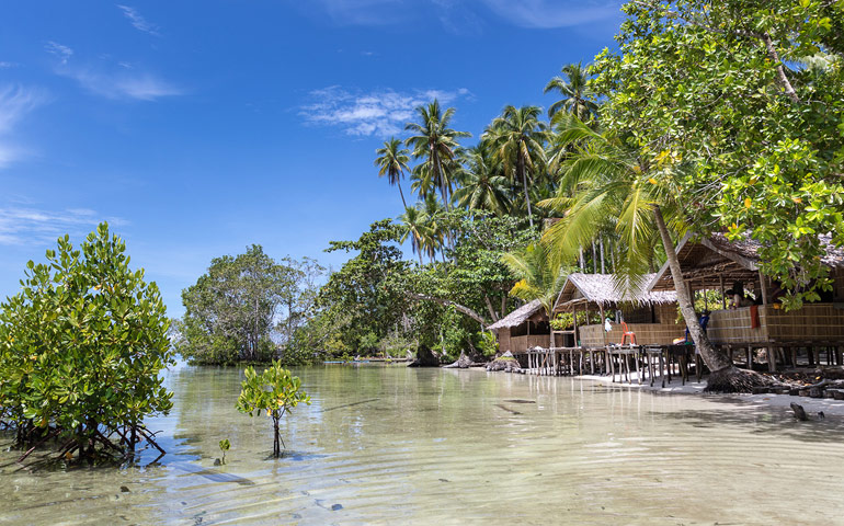 Jednoduché bungalovy z kamenů, palmových a pandánových listů svázané ratanovými provazy. Hotel s miliónem hvězd.