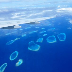 Pohled na Maledivy z letadla
