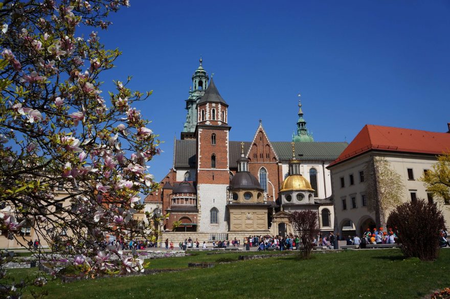 Katedrála na nádvoří hradu Wawel se pyšní mnoha věžičkami