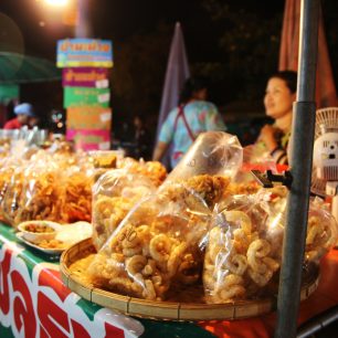 Noční tržiště plné thajských pochoutek