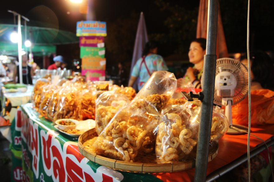 Noční tržiště plné thajských pochoutek