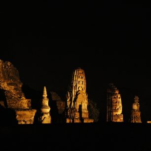 Noční tajemná atmosféra chrámů