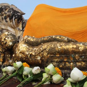 42 metrů dlouhý ležící Buddha