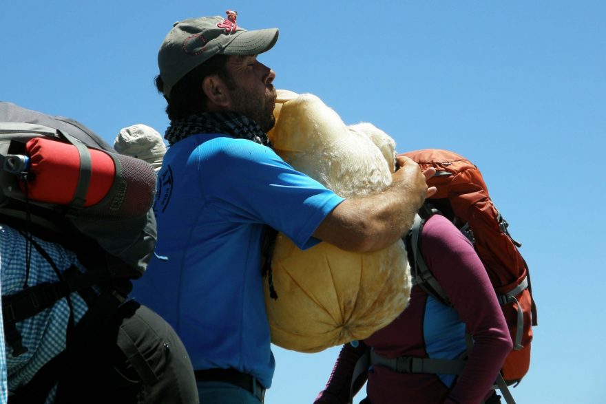 Personál CK Ceven Travel během výstupu zajišťuje hudební doprovod na jakési kurdské dudy, Turecko