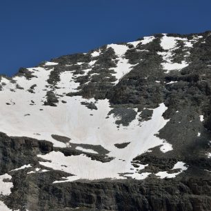 Sněhové pole, kde došlo k pádu - trasa pádu, hora Kačkar, Turecko
