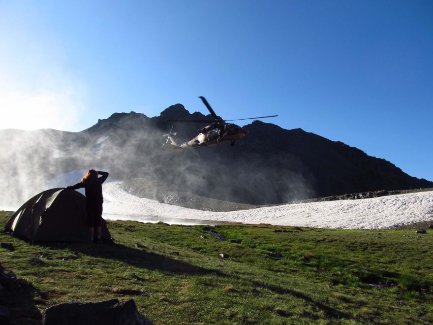 Helikoptéra přistává v našem tábořišti u Nameless Lake, Turecko