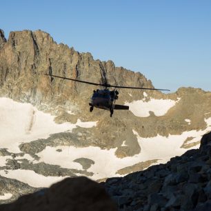 Helikoptéra nalétává k výsadku vojáků-záchranářů, hora Kačkar, Turecko