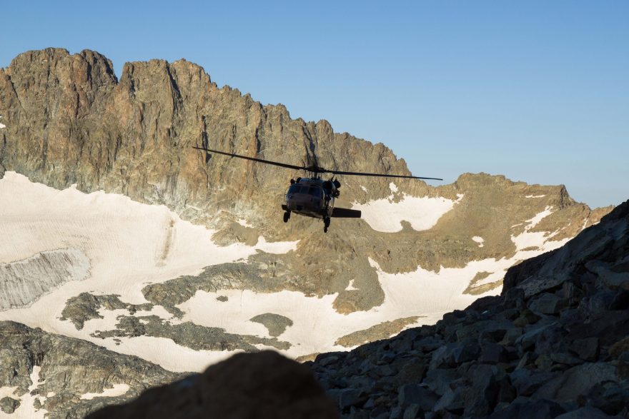 Helikoptéra nalétává k výsadku vojáků-záchranářů, hora Kačkar, Turecko