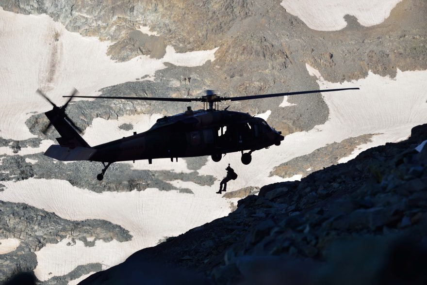 Výsadek vojáků-záchranářů, hora Kačkar, Turecko