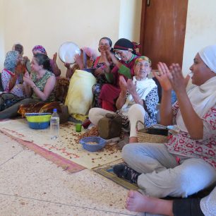 V pauze nám dělnice zazpívaly