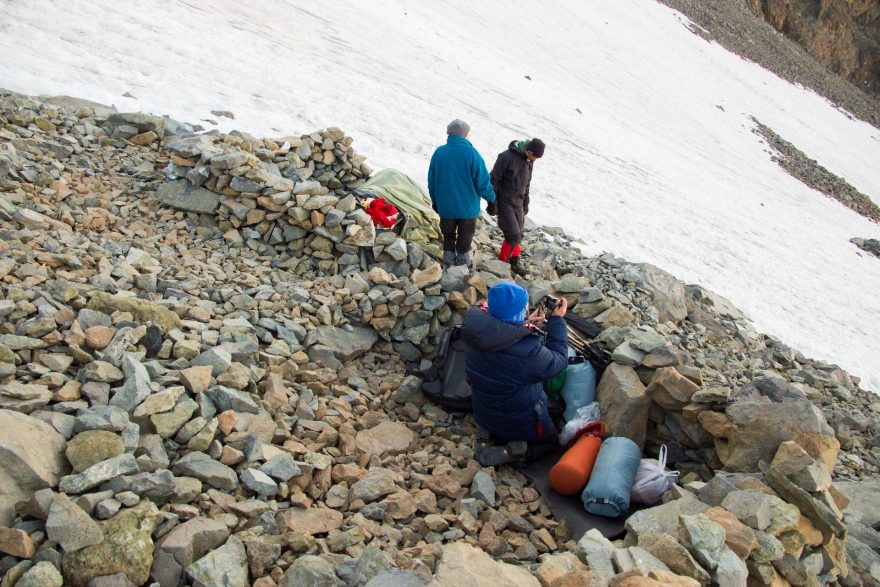 Během čekání na záchranu jsme vybudovali závětří, hora Kačkar, Turecko