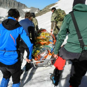 Transportujeme nosítka s raněnou do místa, kde ji vyzvedne helikoptéra, hora Kačkar, Turecko