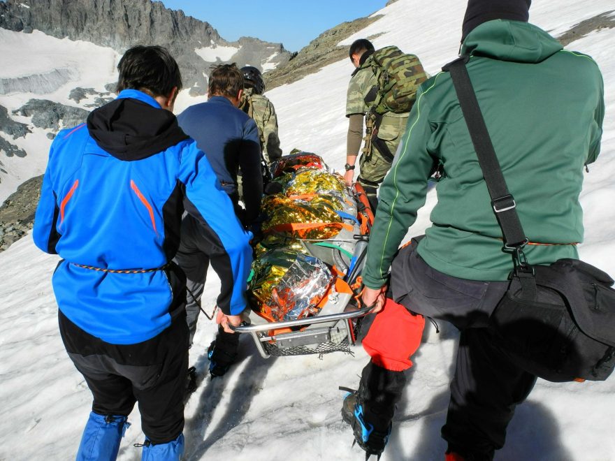 Transportujeme nosítka s raněnou do místa, kde ji vyzvedne helikoptéra, hora Kačkar, Turecko
