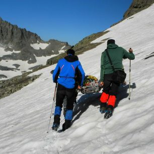 Transportujeme nosítka s raněnou do místa, kde ji vyzvedne helikoptéra, hora Kačkar, Turecko