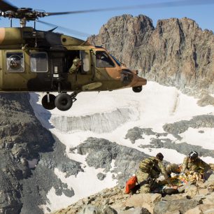 Helikoptéra vyzvedává nosítka s raněnou, hora Kačkar, Turecko