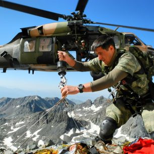 Helikoptéra vyzvedává nosítka s raněnou, hora Kačkar, Turecko