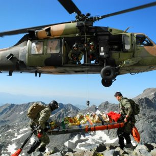 Helikoptéra vyzvedává nosítka s raněnou, hora Kačkar, Turecko
