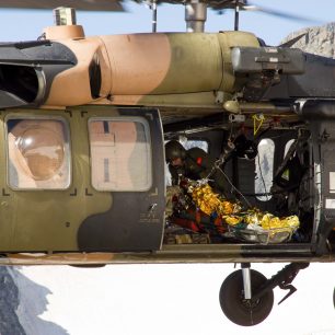 Helikoptéra vyzvedává nosítka s raněnou, hora Kačkar, Turecko